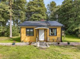 Holiday Home Kjuge Gula Huset - SKO039, casa de férias em Fjälkinge