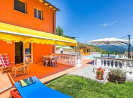 Holiday Home Red House by Interhome, hotel en Pescia