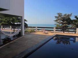 Casa de 850m2 e piscina na Praia de Santa Helena., hotel en Anchieta