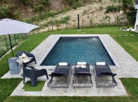 Villa Grassi with pool Nizza Monferrato, hotel en Calamandrana