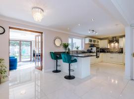 5 bed detached - Worsley, Manchester, hotel in Worsley