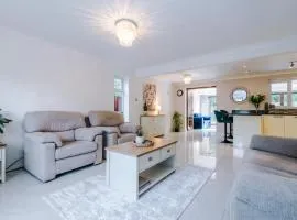 Spacious & Elegant 5 Bed Detached in Worsley, Manchester- The Green