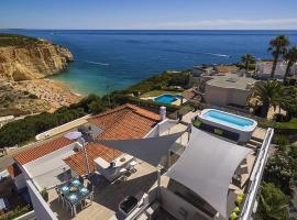 Villa Benagil with stunning views and roof terrace with private heated pool, hotel i Lagoa