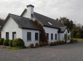 Cornacarta Holiday House, villa in Boyle