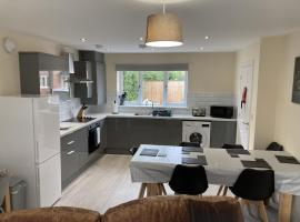 Newly built 3 Bed House with Ample Parking 2, cheap hotel in Balderton