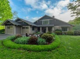 Fireside Retreat Hot Tub, Game Area, Fire Pit & Mountaintop Views!