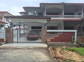 Bintulu AirBnB Homestay, cabaña o casa de campo en Bintulu