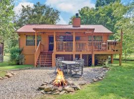 Riverfront Cabin with Hot Tub and Mountain Views!, vil·la a Hood