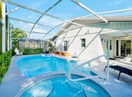 Stunning Family Retreat with Pool, Hot Tub, Patio, King Bed, cabaña o casa de campo en Kissimmee