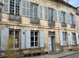 QUELQUES JOURS À NOYERS SUR SEREIN, hotel v destinaci Noyers-sur-Serein