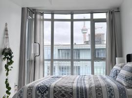 Stylish 2 Bedrooms Condo w/ awesome View & Parking, hotel con hidromasaje en Toronto