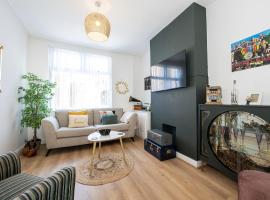 Air Host and Stay - Earp House 3 bedroom, sleeps 7, mins from train, holiday home sa Liverpool