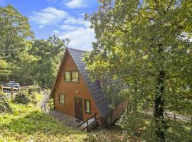 Lazy Bear A-frame Holiday Home - Devon, holiday home in Chudleigh