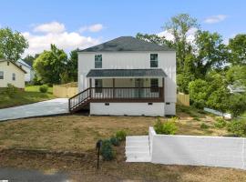 5BR 4B Huge Space with 2 Level Game Barn, family hotel in Greenville