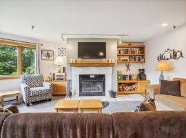 Relax at Highridge B16B Mountain View Condo with Fireplace, Sauna & Resort Perks, hotel em Killington
