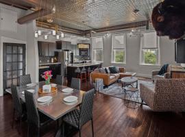 Broadway Luxe Loft, hotel with parking in Siloam Springs