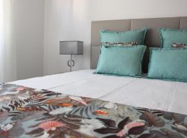 ARRUDA GARDEN LUXURY APARTMENT with AC, hotel in Cascais