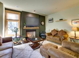 Mammoth Lakes Condo with Fireplace Near Skiing!, ξενοδοχείο στο Μαμούθ Λέικς