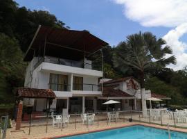 Hermosa Casa de Campo en medio de la naturaleza con Rio privado en Colombia, hotel met parkeren in Gómez Plata
