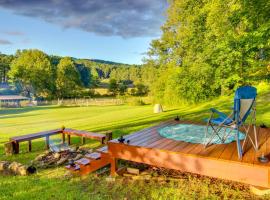 Hendersonville Cabin Near Hiking and Waterfalls!, hotel v destinaci Hendersonville