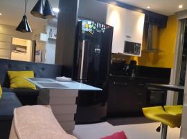 Studio em Guarulhos, perto do Aeroporto de Gru 15'min, hotel with pools in Guarulhos