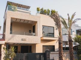 5-Bed Luxury Home by Homrise, hotel in Rawalpindi