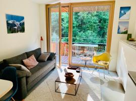 Sunny Stenna Selva 3-room ski-in ski-out apartment right by the slopes & lifts, hotel em Flims