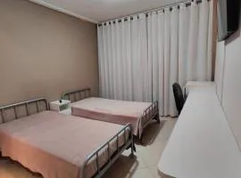 Quarto com 2 Camas de Solteiro Ar Condicionado Frigobar Smart TV e Café da Manhã