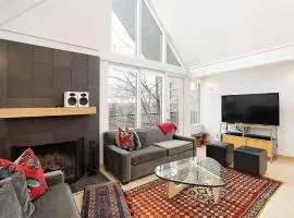 Fifth Avenue Unit 5 Modern & Stylish Condo with A/C and Access to Pool & Hot Tub