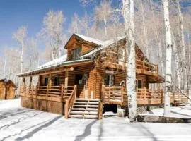 Peaceful Log Cabin in the Woods. 20 miles from ski resorts. Family Friendly!