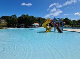 ILOA Condomínio Resort BARRA DE SÃO MIGUEL, Quarto em frente a piscina, מלון בבארה דה סאו מיגל