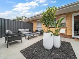 Two Tea House - Contemporary Courtyard Comfort