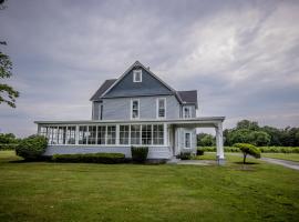 Lakeside Vineyard Farmhouse, hotel i North East