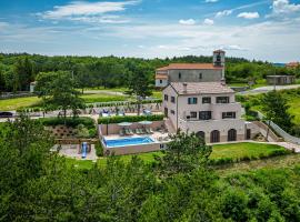 Luxury Pool Villa Gradin - Happy Rentals, hotel para famílias em Gračišče