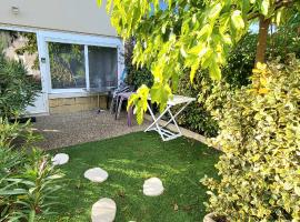 Résidences Les Sansonnets "Appartements & Studios", hotel a Jonzac