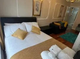 JAN'S HAVEN Wembley Park - lovely 1 bedroom flat, sleeps 4, free parking, 10 minutes from Wembley stadium and Wembley Park station