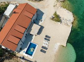 5* Beachfront Villa Olive Mill, hotel i Putniković