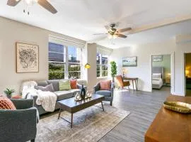 Steps to French Quarter Rooftop & Gym Sleeps 12