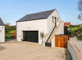 Fernhill Loft 2 Bedroom Apartment, hotel with parking in Annaclone