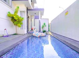 Villa Azzalia Syariah Private Pool and Karaoke, hotel en Tlekung