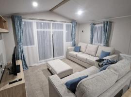 Luxuary Static Caravan Sleeps 6 Coopers Beach - Luxurious Get Away, parkolóval rendelkező hotel East Mersea-ben