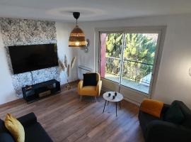 Maison 3 Chambres, 3 Salles de bains, tout le confort aux portes d'Angoulême avec jardin, hotel in La Couronne