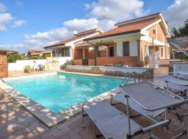 Beautiful Home In Ardea With Wi-fi, hotel con piscina ad Ardea