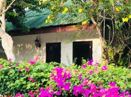 Guest House, shared pool, private bathroom and kitchen: Phuket Town şehrinde bir kulübe