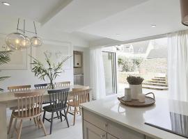 Luxury Cotswold Cottage with hot tub in Stow on the Wold!, hotel v mestu Stow on the Wold