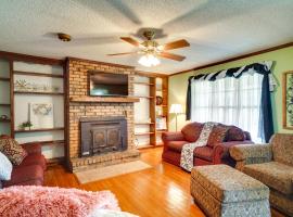 Charming Lake Charles Home with Patio and Grill, hotel en Lake Charles