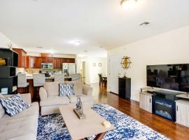 Chic Newark Vacation Rental Patio and Fireplace!, villa in Newark