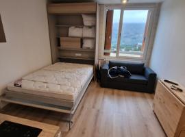 Studio tout confort bois d aurouze, hotel in Le Dévoluy