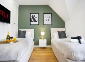 Central Buckingham Apartment #9 with Free Parking, Pool Table, Fast Wifi and Smart TV with Netflix by Yoko Property, hotel u gradu 'Buckingham'