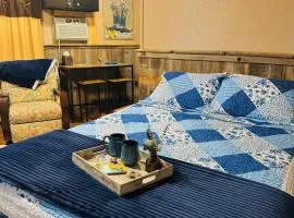 Acorn Hideaways Canton Cheerful Bluebonnet Suite Sleeps 5